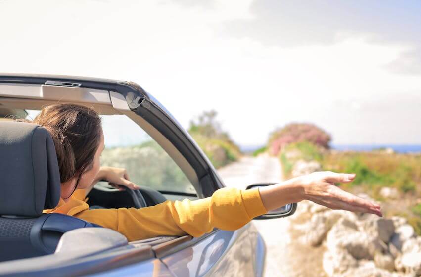 Vrouw in cabrio