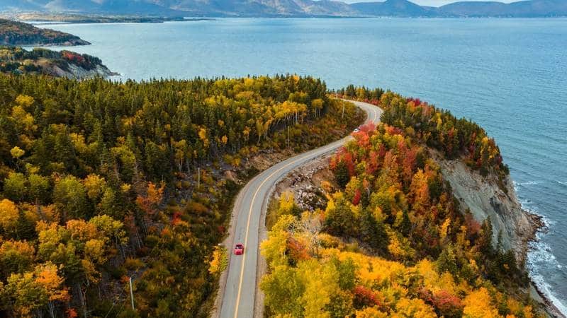 Autobestuurder beperkt brandstofverbruik tijdens roadtrip