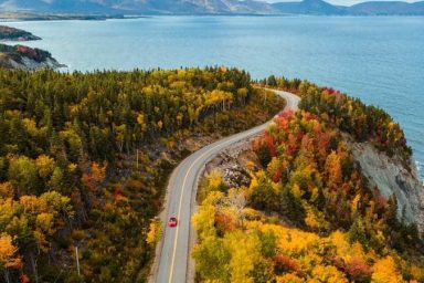 Autobestuurder beperkt brandstofverbruik tijdens roadtrip
